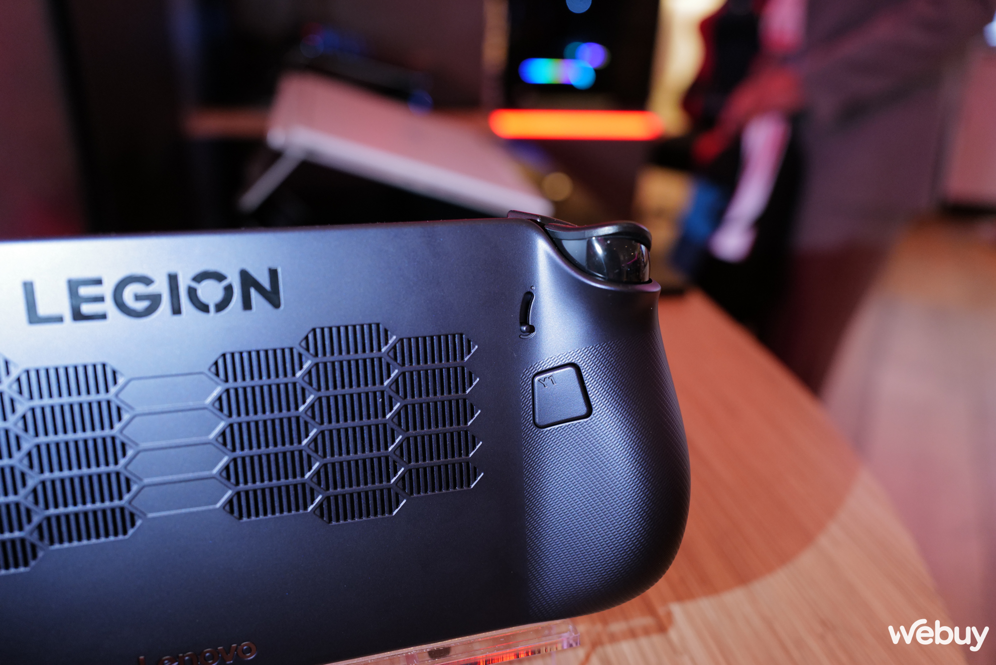 Lenovo hợp tác với Valve để phát triển đối thủ cho Steam Deck: máy chơi game Legion Go S mới sẽ chạy SteamOS, giá chỉ 499 USD- Ảnh 10. Lenovo hợp tác với Valve để phát triển đối thủ cho Steam Deck: máy chơi game Legion Go S mới sẽ chạy SteamOS, giá chỉ 499 USD- Ảnh 10.