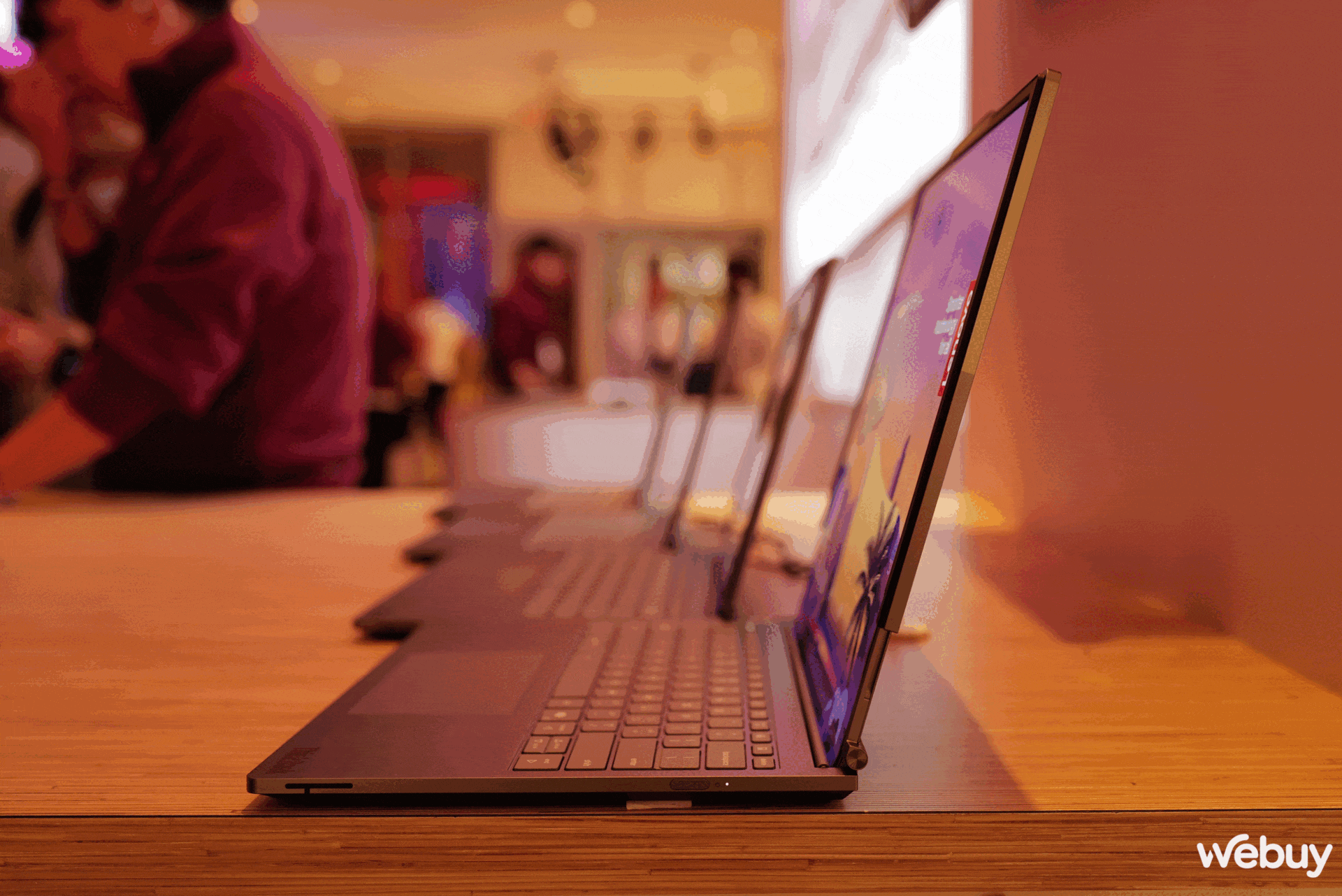 Cận cảnh hai mẫu laptop độc lạ mà Lenovo mang đến CES 2025: Màn hình cuộn tăng 50% kích thước, màn hình xoay mọi hướng và tự theo dõi chuyển động của người dùng- Ảnh 6. Cận cảnh hai mẫu laptop độc lạ mà Lenovo mang đến CES 2025: Màn hình cuộn tăng 50% kích thước, màn hình xoay mọi hướng và tự theo dõi chuyển động của người dùng- Ảnh 6.