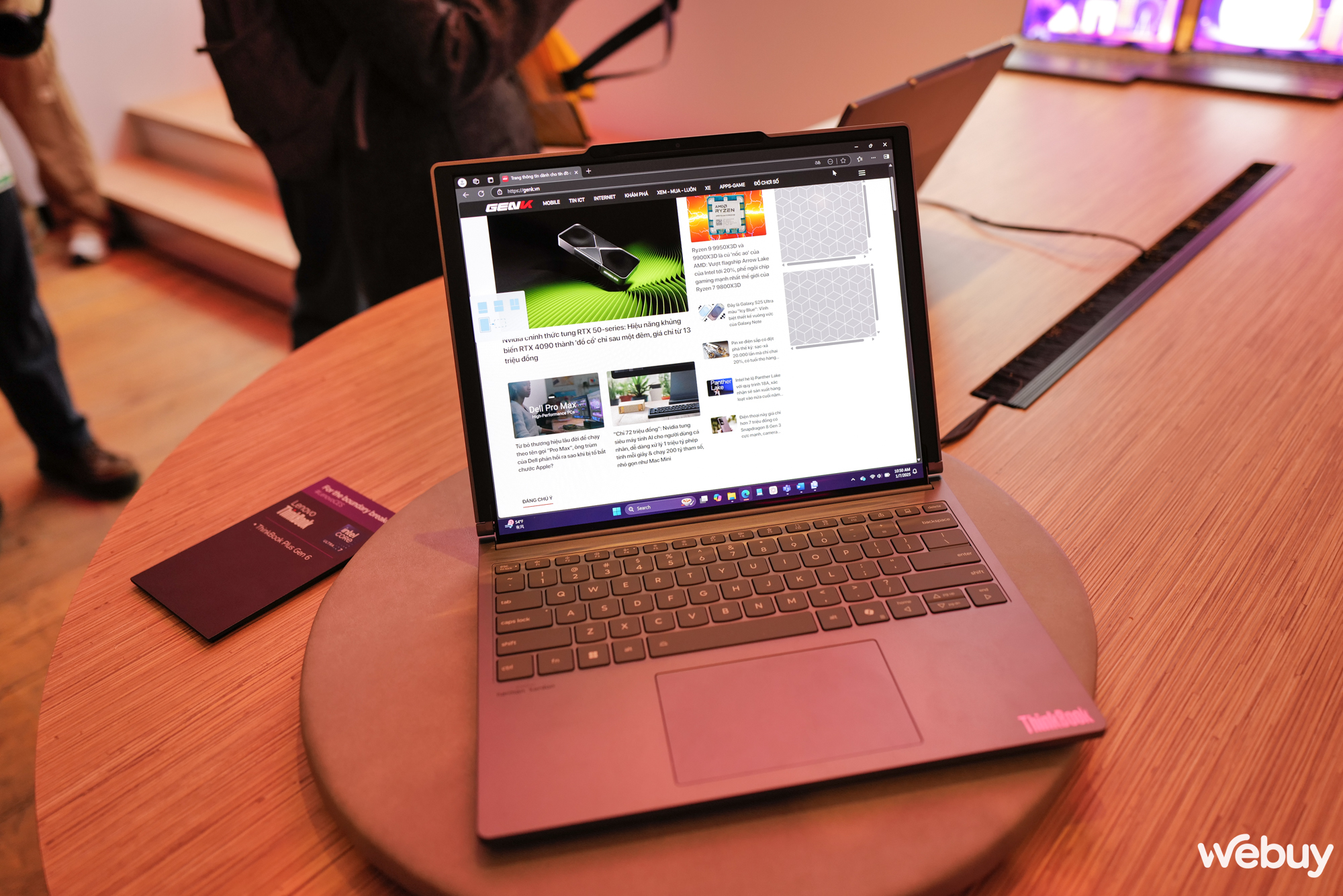 Cận cảnh hai mẫu laptop độc lạ mà Lenovo mang đến CES 2025: Màn hình cuộn tăng 50% kích thước, màn hình xoay mọi hướng và tự theo dõi chuyển động của người dùng- Ảnh 7. Cận cảnh hai mẫu laptop độc lạ mà Lenovo mang đến CES 2025: Màn hình cuộn tăng 50% kích thước, màn hình xoay mọi hướng và tự theo dõi chuyển động của người dùng- Ảnh 7.