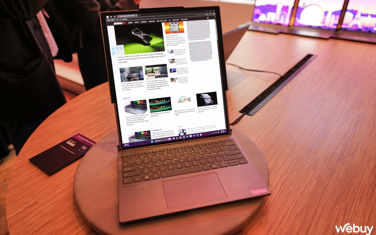 Cận cảnh hai mẫu laptop độc lạ mà Lenovo mang đến CES 2025: Màn hình cuộn tăng 50% kích thước, màn hình xoay mọi hướng và tự theo dõi chuyển động của người dùng- Ảnh 1. Cận cảnh hai mẫu laptop độc lạ mà Lenovo mang đến CES 2025: Màn hình cuộn tăng 50% kích thước, màn hình xoay mọi hướng và tự theo dõi chuyển động của người dùng- Ảnh 1.