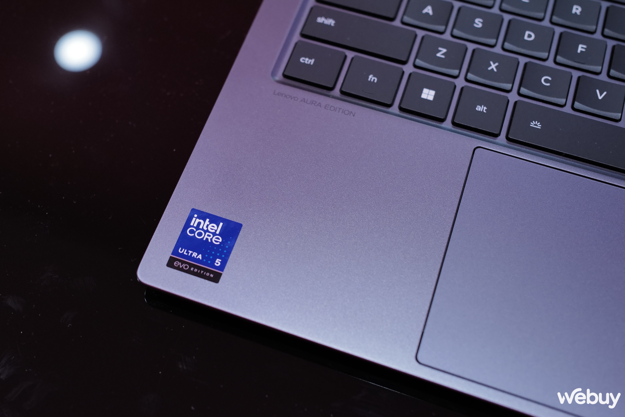 Trên tay Lenovo ThinkPad X9: Dòng ThinkPad hoàn toàn mới với Intel Core Ultra 5 và màn hình OLED 120Hz- Ảnh 8. Trên tay Lenovo ThinkPad X9: Dòng ThinkPad hoàn toàn mới với Intel Core Ultra 5 và màn hình OLED 120Hz- Ảnh 8.