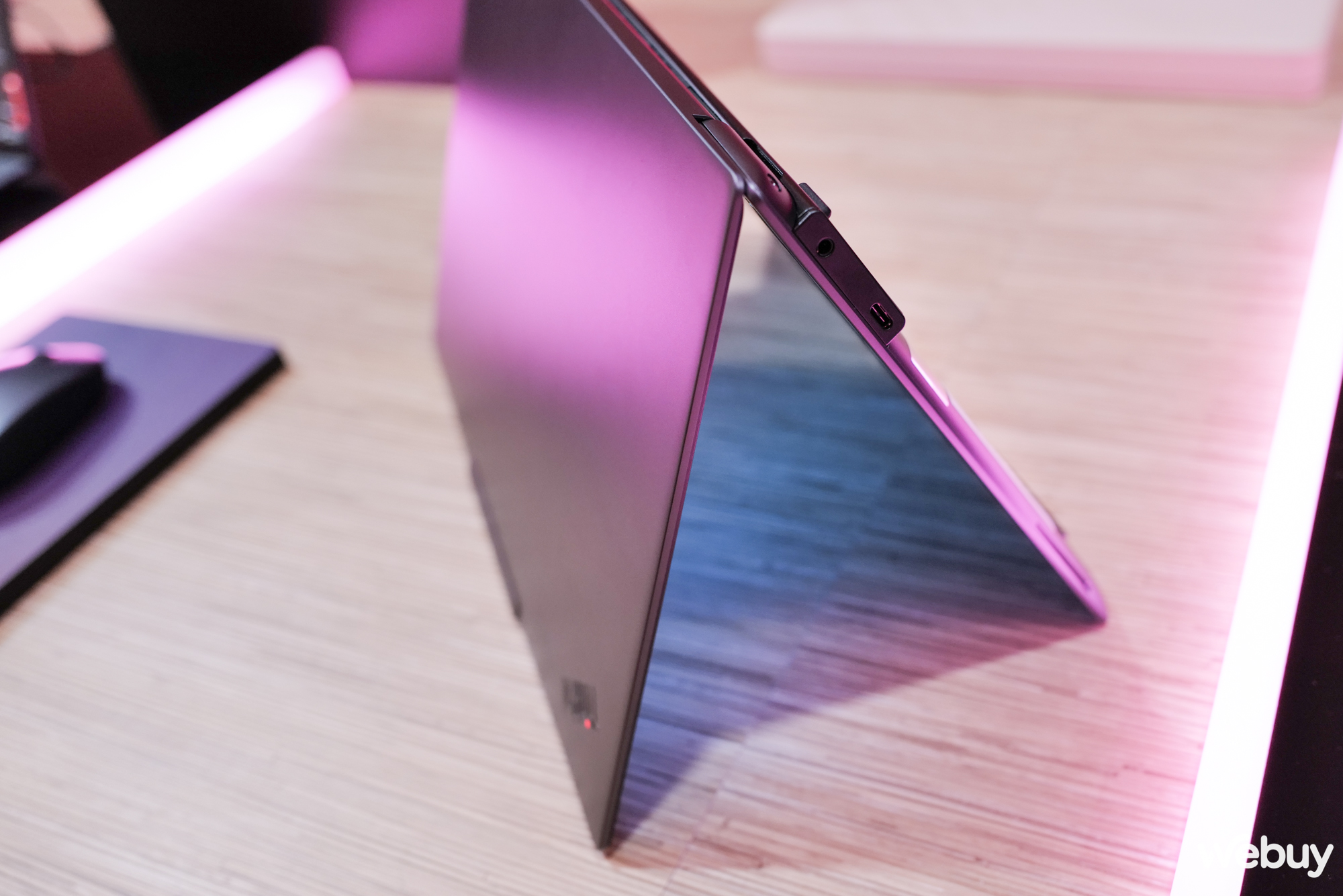 Trên tay Lenovo ThinkPad X9: Dòng ThinkPad hoàn toàn mới với Intel Core Ultra 5 và màn hình OLED 120Hz- Ảnh 3. Trên tay Lenovo ThinkPad X9: Dòng ThinkPad hoàn toàn mới với Intel Core Ultra 5 và màn hình OLED 120Hz- Ảnh 3.