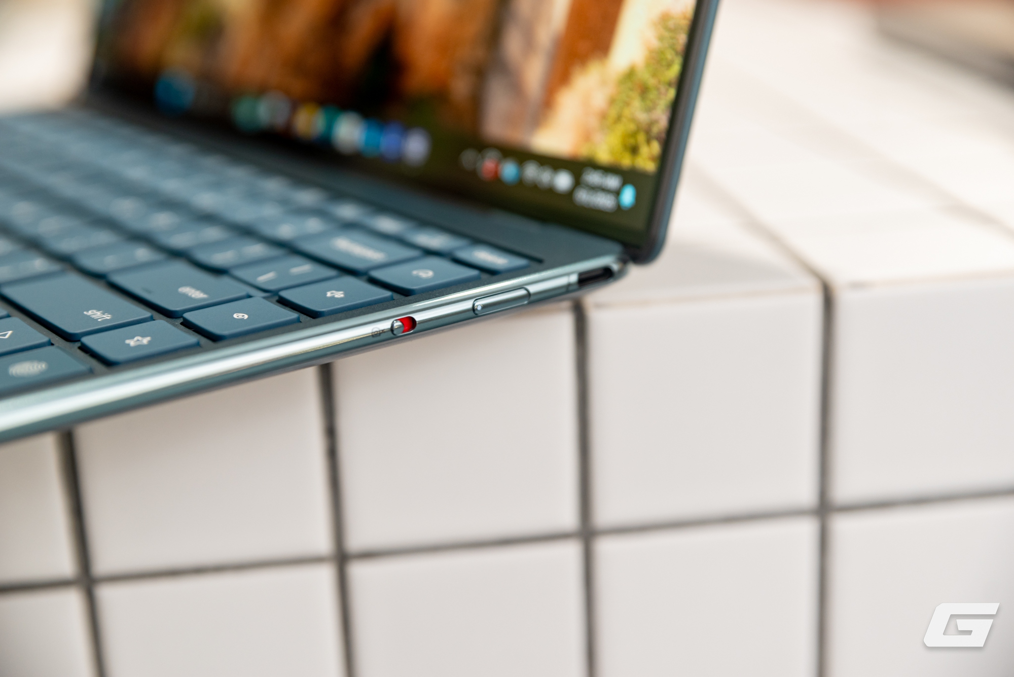 Trải nghiệm nhanh Lenovo Yoga Slim 9i Gen 10: Đẹp, quyến rũ, để nâng niu chứ không dùng để “cày”- Ảnh 17. Trải nghiệm nhanh Lenovo Yoga Slim 9i Gen 10: Đẹp, quyến rũ, để nâng niu chứ không dùng để “cày”- Ảnh 17.