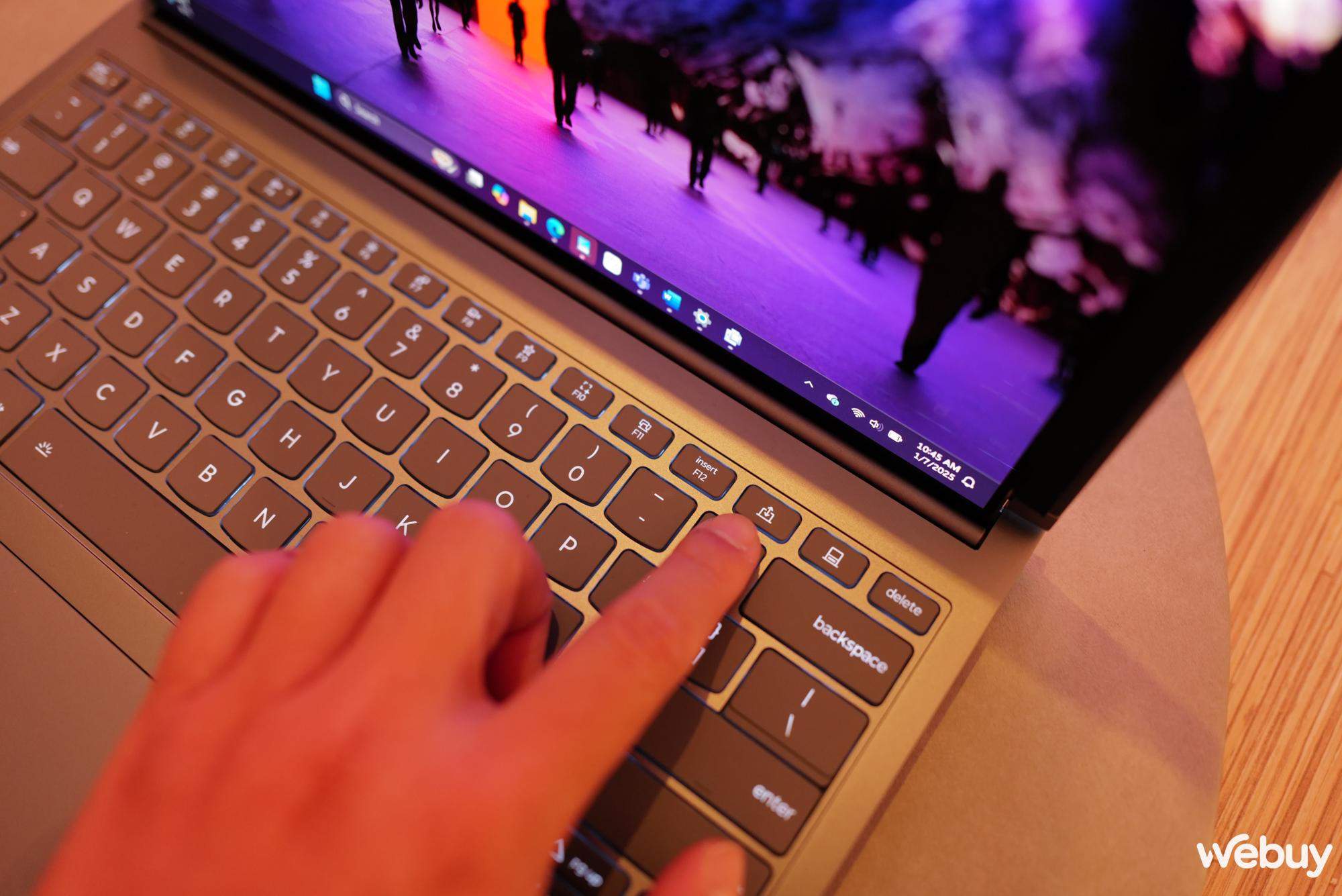 Cận cảnh hai mẫu laptop độc lạ mà Lenovo mang đến CES 2025: Màn hình cuộn tăng 50% kích thước, màn hình xoay mọi hướng và tự theo dõi chuyển động của người dùng- Ảnh 9. Cận cảnh hai mẫu laptop độc lạ mà Lenovo mang đến CES 2025: Màn hình cuộn tăng 50% kích thước, màn hình xoay mọi hướng và tự theo dõi chuyển động của người dùng- Ảnh 9.