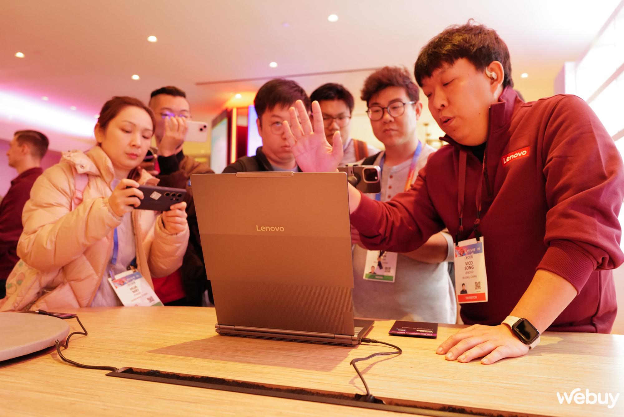Cận cảnh hai mẫu laptop độc lạ mà Lenovo mang đến CES 2025: Màn hình cuộn tăng 50% kích thước, màn hình xoay mọi hướng và tự theo dõi chuyển động của người dùng- Ảnh 10. Cận cảnh hai mẫu laptop độc lạ mà Lenovo mang đến CES 2025: Màn hình cuộn tăng 50% kích thước, màn hình xoay mọi hướng và tự theo dõi chuyển động của người dùng- Ảnh 10.