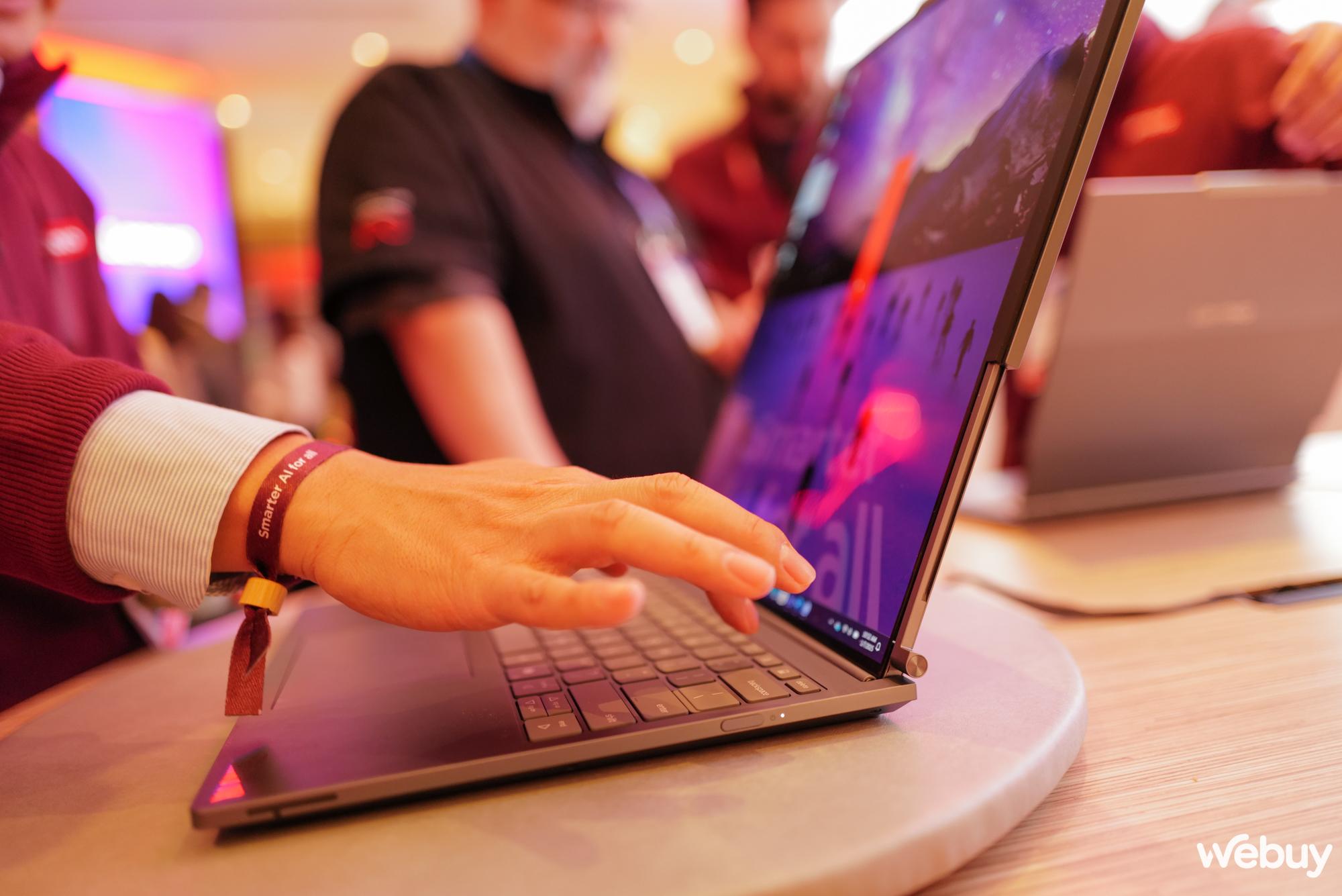 Cận cảnh hai mẫu laptop độc lạ mà Lenovo mang đến CES 2025: Màn hình cuộn tăng 50% kích thước, màn hình xoay mọi hướng và tự theo dõi chuyển động của người dùng- Ảnh 11. Cận cảnh hai mẫu laptop độc lạ mà Lenovo mang đến CES 2025: Màn hình cuộn tăng 50% kích thước, màn hình xoay mọi hướng và tự theo dõi chuyển động của người dùng- Ảnh 11.