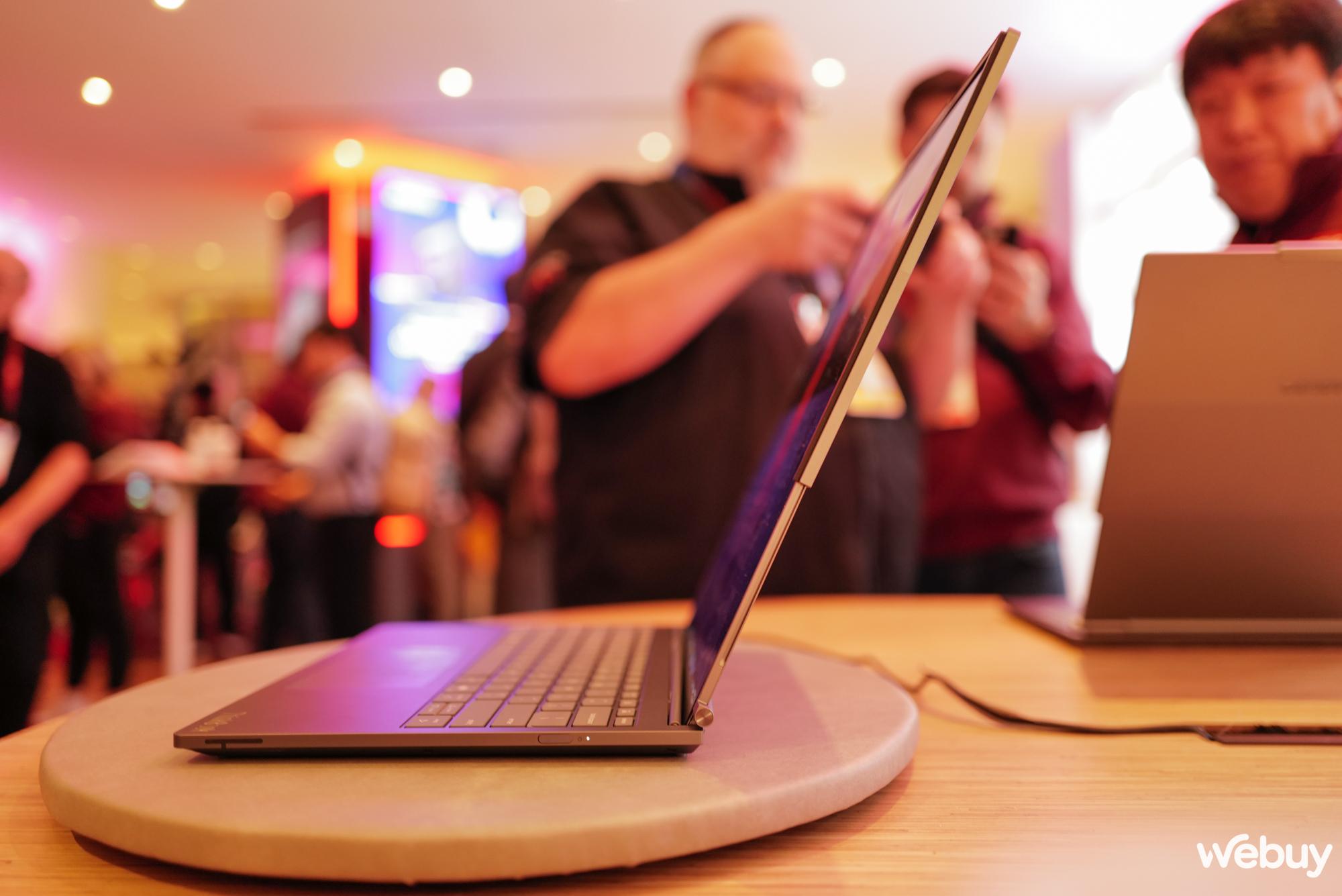 Cận cảnh hai mẫu laptop độc lạ mà Lenovo mang đến CES 2025: Màn hình cuộn tăng 50% kích thước, màn hình xoay mọi hướng và tự theo dõi chuyển động của người dùng- Ảnh 15. Cận cảnh hai mẫu laptop độc lạ mà Lenovo mang đến CES 2025: Màn hình cuộn tăng 50% kích thước, màn hình xoay mọi hướng và tự theo dõi chuyển động của người dùng- Ảnh 15.