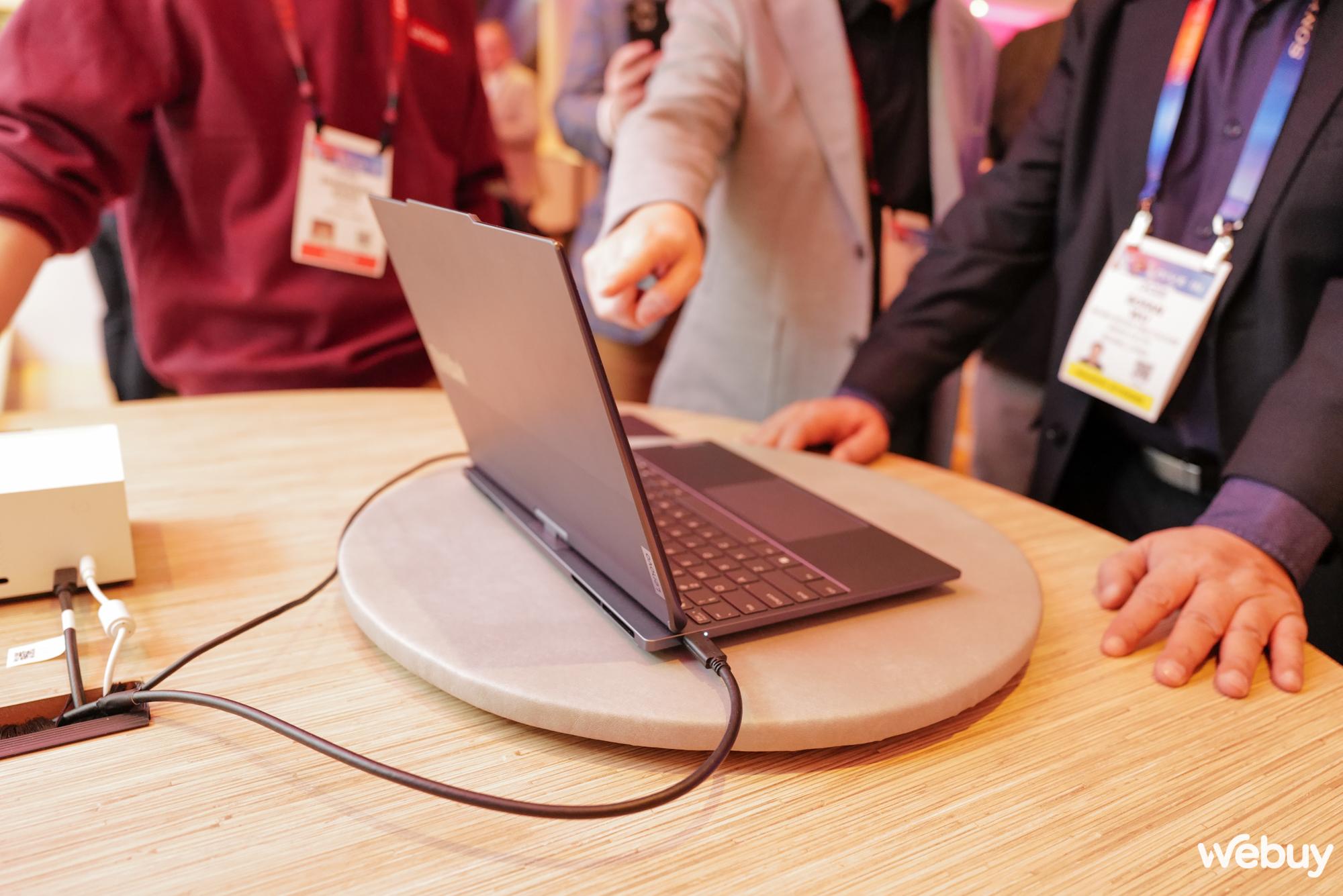 Cận cảnh hai mẫu laptop độc lạ mà Lenovo mang đến CES 2025: Màn hình cuộn tăng 50% kích thước, màn hình xoay mọi hướng và tự theo dõi chuyển động của người dùng- Ảnh 16. Cận cảnh hai mẫu laptop độc lạ mà Lenovo mang đến CES 2025: Màn hình cuộn tăng 50% kích thước, màn hình xoay mọi hướng và tự theo dõi chuyển động của người dùng- Ảnh 16.