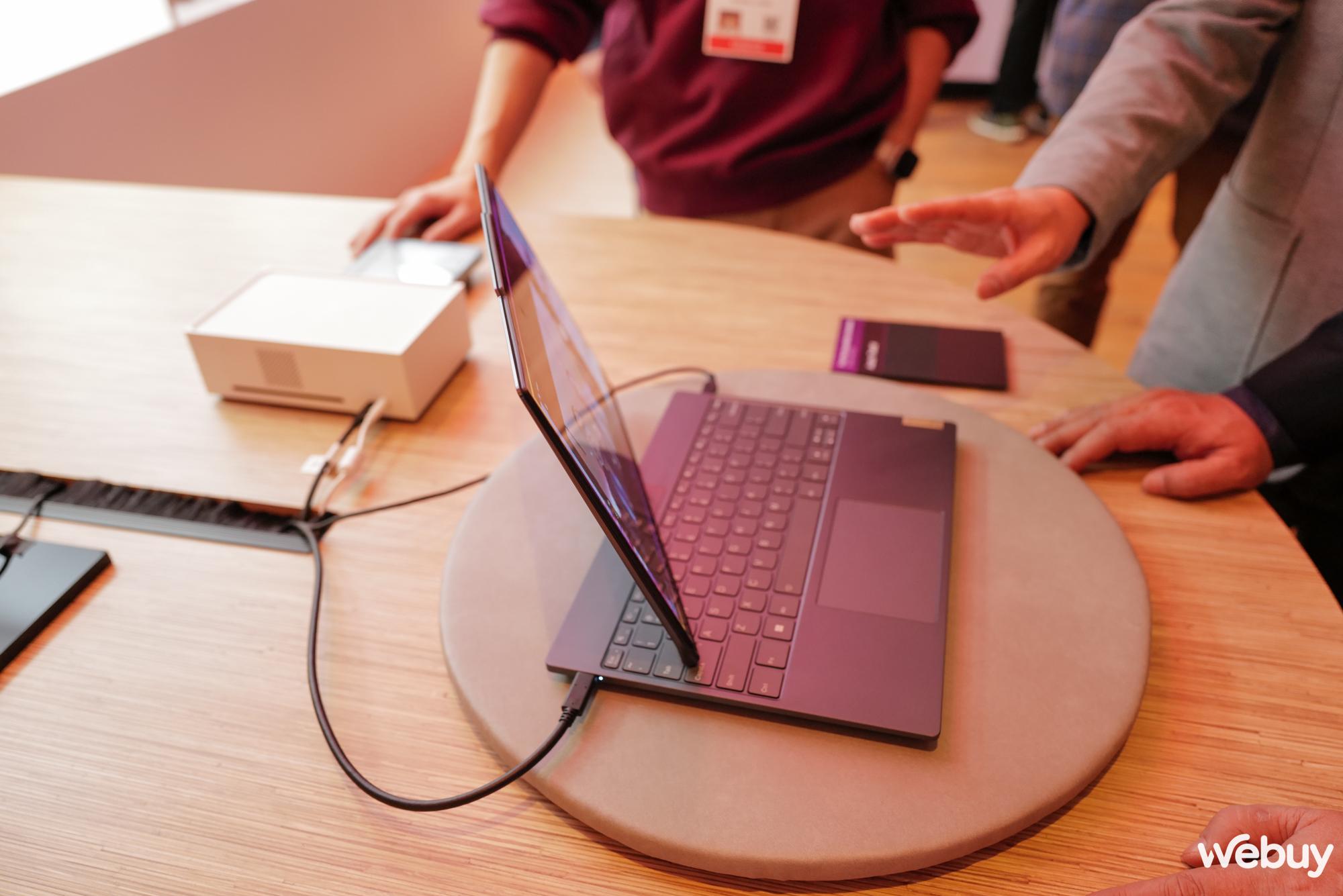 Cận cảnh hai mẫu laptop độc lạ mà Lenovo mang đến CES 2025: Màn hình cuộn tăng 50% kích thước, màn hình xoay mọi hướng và tự theo dõi chuyển động của người dùng- Ảnh 17. Cận cảnh hai mẫu laptop độc lạ mà Lenovo mang đến CES 2025: Màn hình cuộn tăng 50% kích thước, màn hình xoay mọi hướng và tự theo dõi chuyển động của người dùng- Ảnh 17.